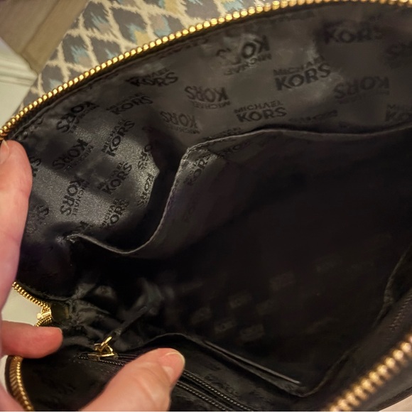 EUC Michael Kors Selma Medium
Satchel in Saffiano Leather Handbag Black - Picture 10 of 14